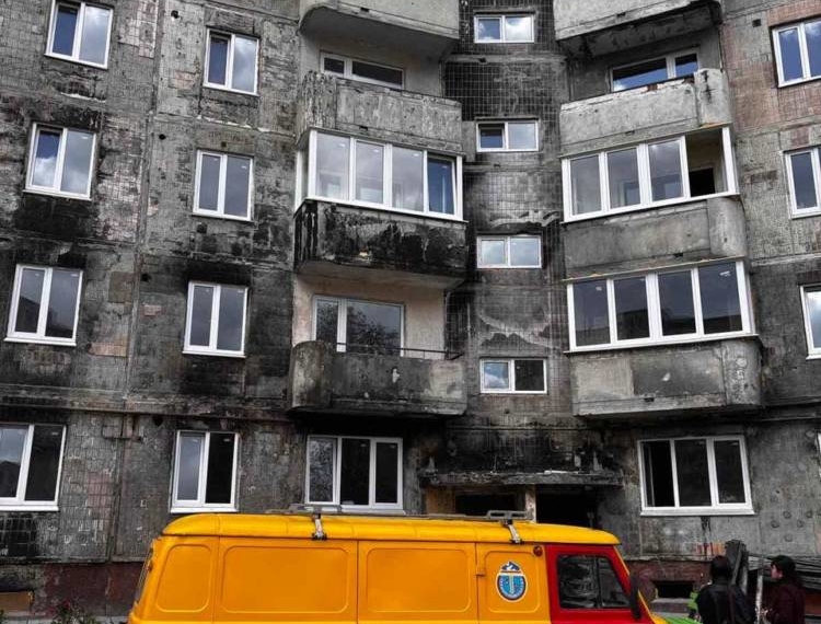 У пошкодженій ракетним ударом багатоповерхівці в Тернополі відновлюють газ