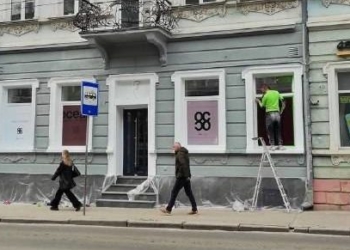 Фасад будинку у центрі міста. Фото Сергій Надал