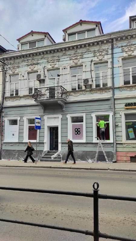 Фасад будинку у центрі міста. Фото Сергій Надал