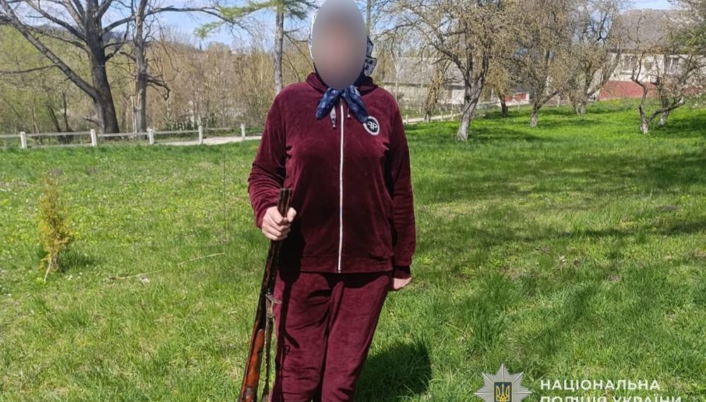 Інцидент зі стріляниною на Кременеччині: поліція затримала 59-річну жінку з рушницею