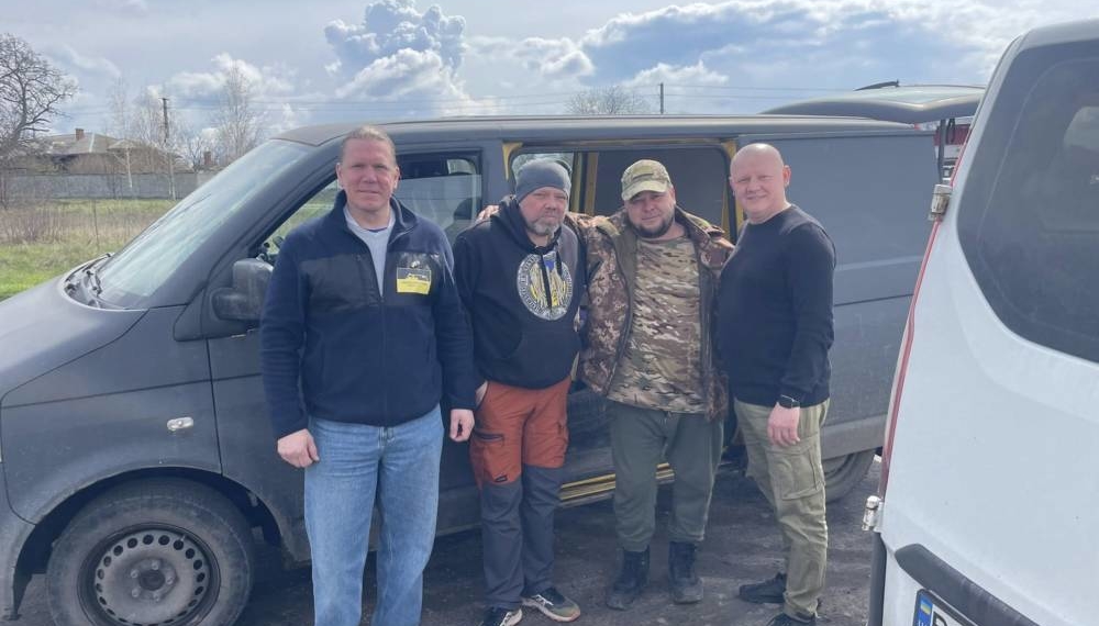 Гуманітарний десант зі Збаража: захисникам на фронт передали автівки та святкові смаколики