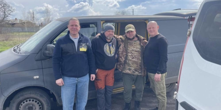 Авто та пасхальні набори для ЗСУ: міський голова Збаража відвідав воїнів на передовій