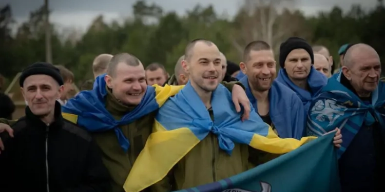 Повернення захисників: троє воїнів із Тернопільщини звільнені з полону напередодні Великодня