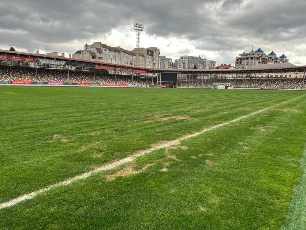 Поле стадіону