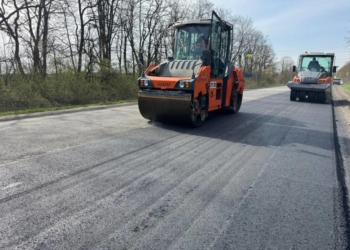 Ремонт траси М-19 на Тернопільщині: дорожники оновлюють покриття від Збаража до Кременця