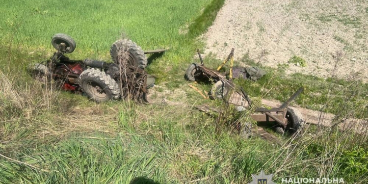 Дорожні інциденти на Тернопільщині: смертельне перекидання трактора та зіткнення мотоцикла зі «швидкою»