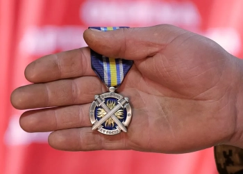 У тернопільській 44-й артбригаді командир особисто вручив нагороди бійцям передової