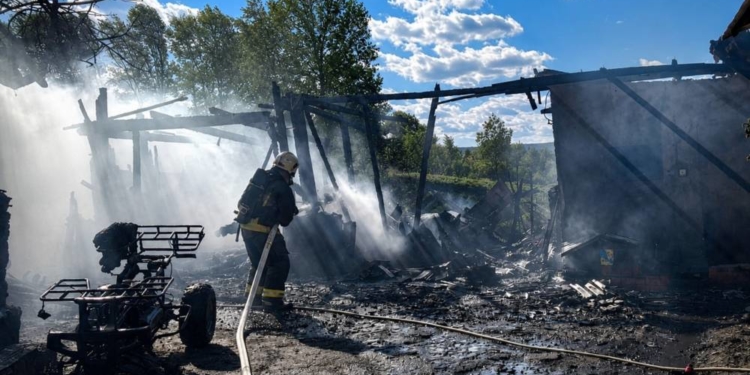 За добу рятувальники Тернопільщини ліквідували 15 пожеж в екосистемах та приватному секторі