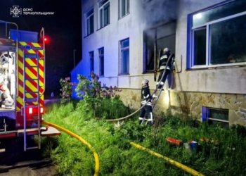 Нічна пожежа у школі на Тернопільщині: рятувальники відстояли будівлю навчального закладу