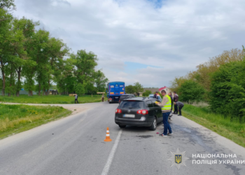 Дорожньо-транспортна пригода з потерпілими: на Чортківщині Volkswagen врізався у вантажівку MAN