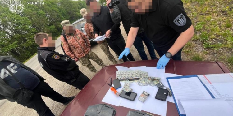 Хабар за вигаданий злочин: на Тернопільщині затримали поліцейського