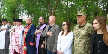 Вічна пам'ять борцям за волю: у Збаражі молитвою та на Алеї Героїв вшанували полеглих захисників