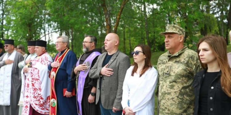 Вічна пам'ять борцям за волю: у Збаражі молитвою та на Алеї Героїв вшанували полеглих захисників