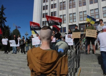 Пікет під Тернопільською ОВА: люди вийшли на акцію з антиміграційними та ультраправими гаслами
