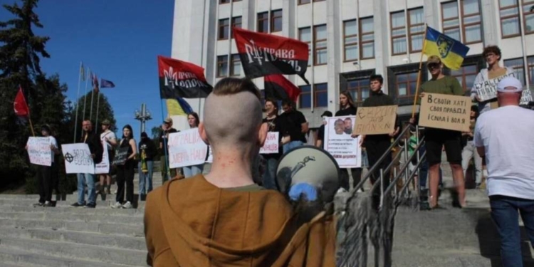 Пікет під Тернопільською ОВА: люди вийшли на акцію з антиміграційними та ультраправими гаслами