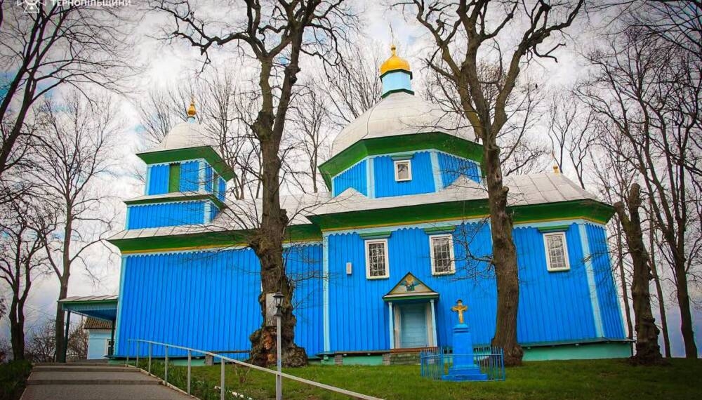 Врятували святиню: на Кременеччині вогнеборці відбили у полум’я дерев'яну церкву