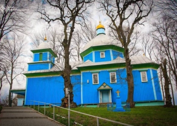 Врятували святиню: на Кременеччині вогнеборці відбили у полум’я дерев'яну церкву