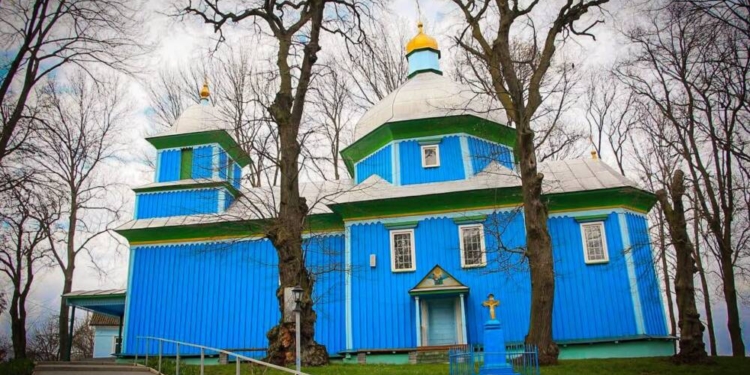 Врятували святиню: на Кременеччині вогнеборці відбили у полум’я дерев'яну церкву