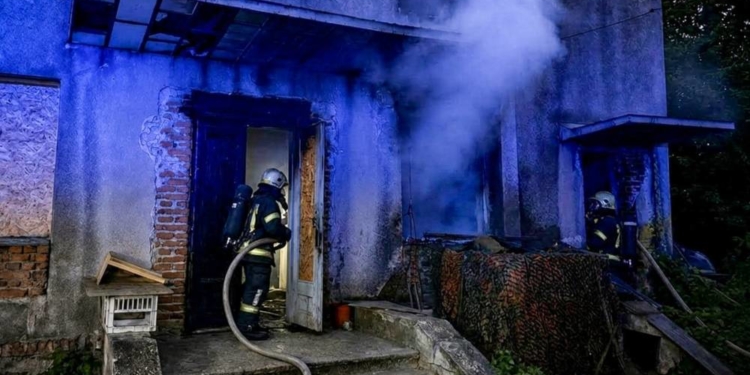 Чотири пожежі за добу: вогнеборці Тернопільщини рятували будівлі від нищівного вогню