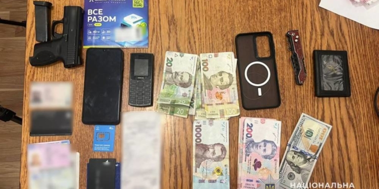 На Тернопільщині затримали псевдоволонтера, який виманив тисячі доларів у матері зниклого безвісти бійця