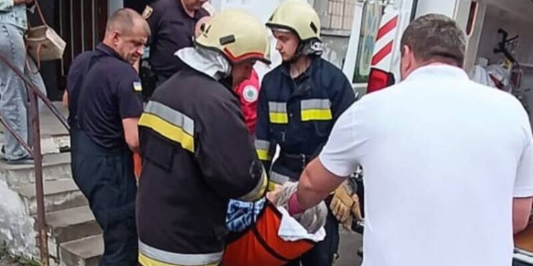 Рятувальна операція у Збаражі: сусіди та поліцейський офіцер громади визволили з безпорадного стану 78-річну пенсіонерку