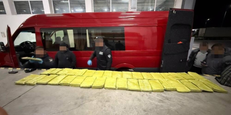 Контрабанда «екзотичного чаю» на 60 мільйонів: двох ділків із Тернопільщини підозрюють у ввезенні кратому з Чехії