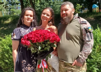 Сюрприз із передової: у Тернополі військовий подолав шлях з фронту, щоб обійняти доньку-випускницю