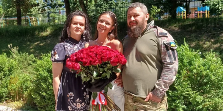 Сюрприз із передової: у Тернополі військовий подолав шлях з фронту, щоб обійняти доньку-випускницю