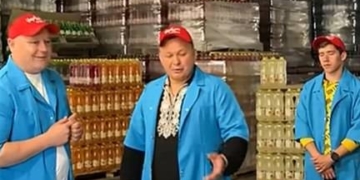 Тернопільський отець-блогер показав залаштунки заводу «Червона Калина»: екскурсія виробництвом разом із синами