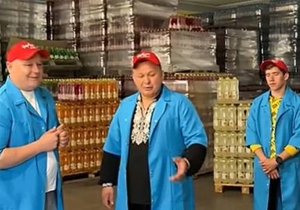 Тернопільський отець-блогер показав залаштунки заводу «Червона Калина»: екскурсія виробництвом разом із синами