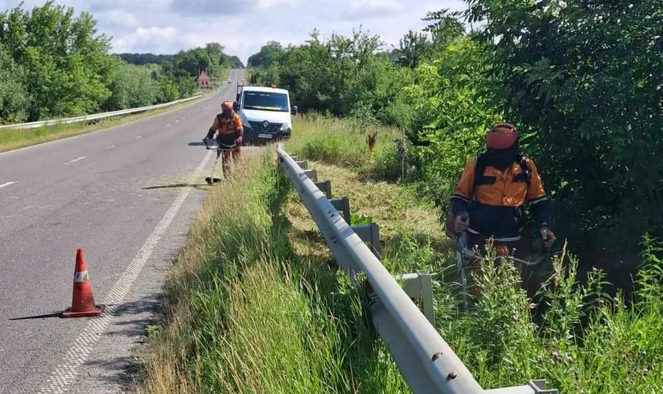 Безпека на дорогах Тернопільщини: Служба відновлення впорядковує узбіччя та ліквідовує наслідки негоди