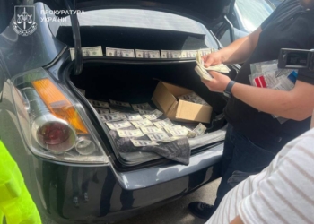 У Тернополі затримано прикарпатця, який за $17 000 обіцяв переправити чоловіка до Польщі