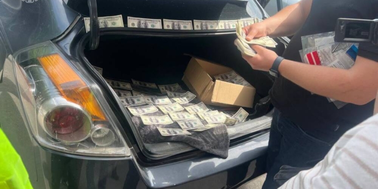 У Тернополі затримано прикарпатця, який за $17 000 обіцяв переправити чоловіка до Польщі