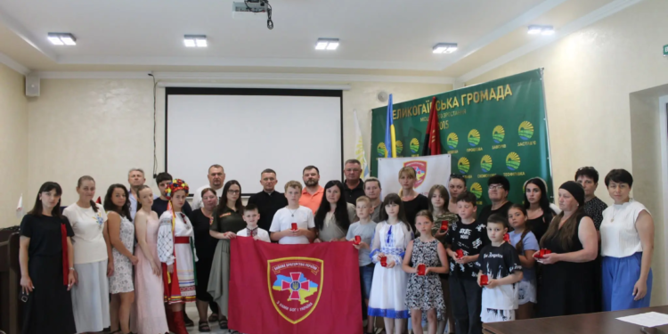 Пам'ять, яку тримають біля серця: у Великогаївській громаді вручили іменні обереги дітям полеглих воїнів