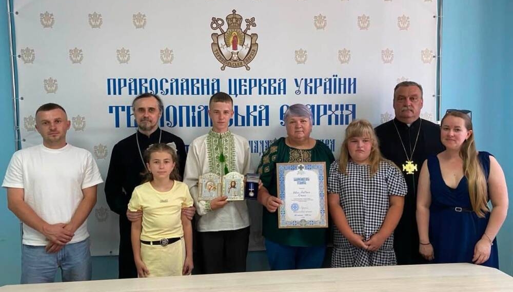 Медаль святого архістратига Михаїла у день 15-річчя: митрополит Нестор нагородив юного винахідника-волонтера Владислава Калакайла