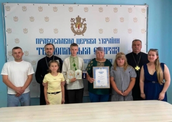 Медаль архістратига Михаїла у 15 років: митрополит Нестор нагородив юного волонтера із Заліщиків Владислава Калакайла