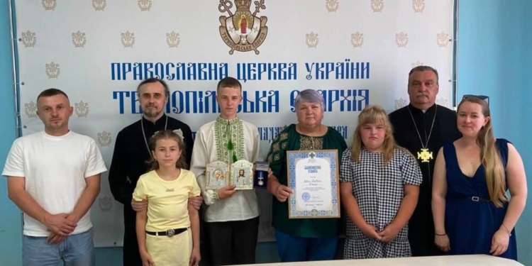 Медаль архістратига Михаїла у 15 років: митрополит Нестор нагородив юного волонтера із Заліщиків Владислава Калакайла