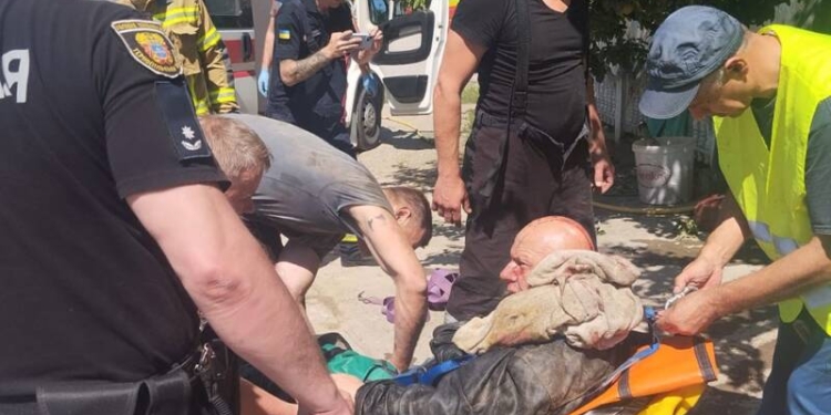 На Тернопільщині чоловіка врятували з 8-метрового колодязя
