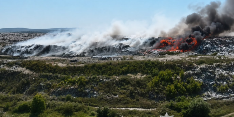 На Тернопільщині ліквідували пожежу на сміттєзвалищі