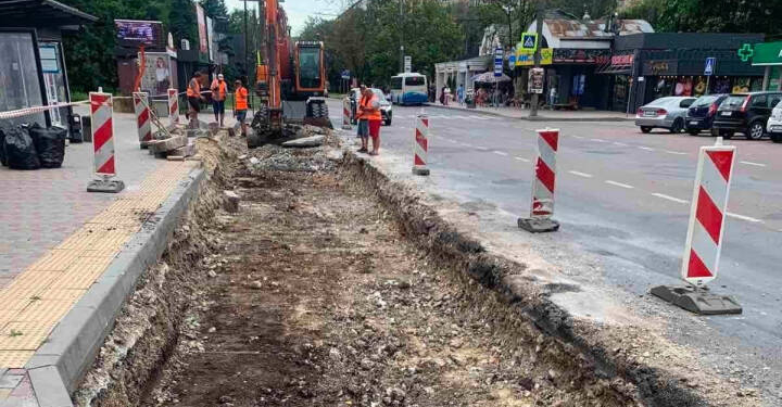 У Тернополі оновлюють зупинку «Київська»