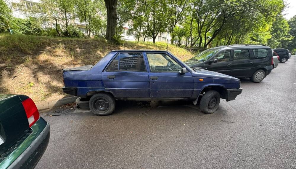 У Тернополі розшукують власників покинутих авто