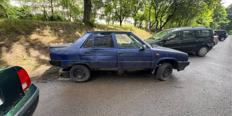 У Тернополі розшукують власників покинутих авто