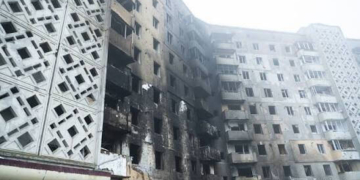 У Тернополі відновлюють будинок після ракетного удару