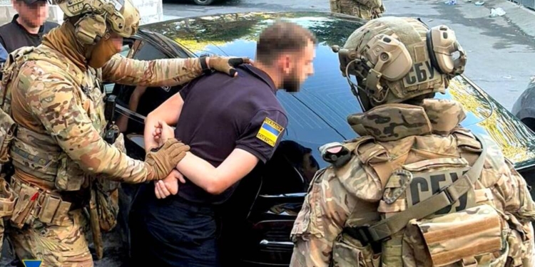 Відстрочка за $5000: посадовця Тернопільської митниці затримали «на гарячому»