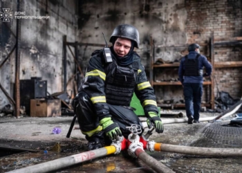 Рятувальники ліквідовують наслідки ранкової атаки БПЛА на Тернопіль: нові подробиці від ДСНС
