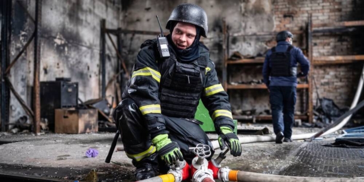 Рятувальники ліквідовують наслідки ранкової атаки БПЛА на Тернопіль: оновлені дані від ДСНС