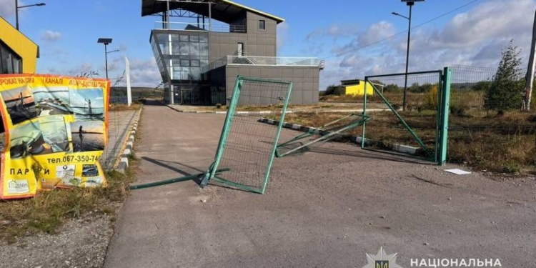 ДТП на Водній арені: водійка пошкодила в’їзні ворота