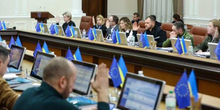 Десятки мільярдів на апарат і копійки для громад: уряд презентував проєкт державного бюджету на 2027 рік