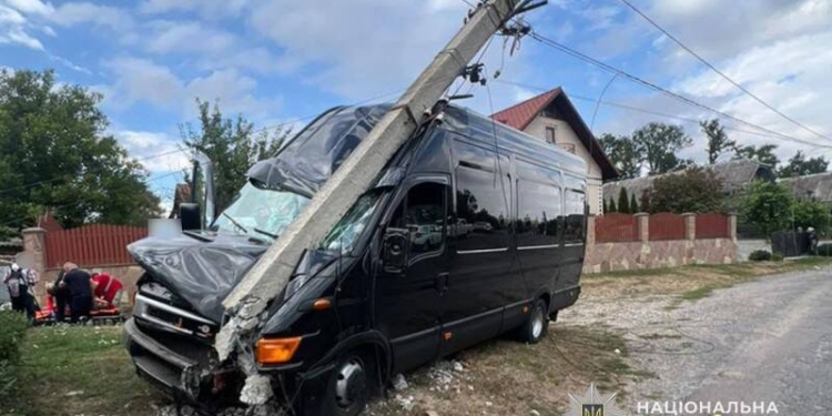 На Чортківщині п'яний водій автобуса влетів у стовп