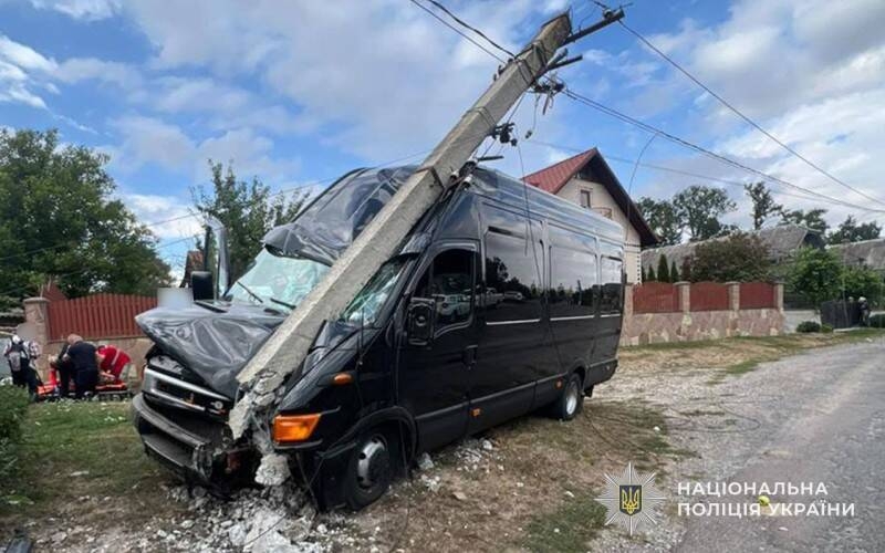 На Чортківщині п'яний водій автобуса влетів у стовп